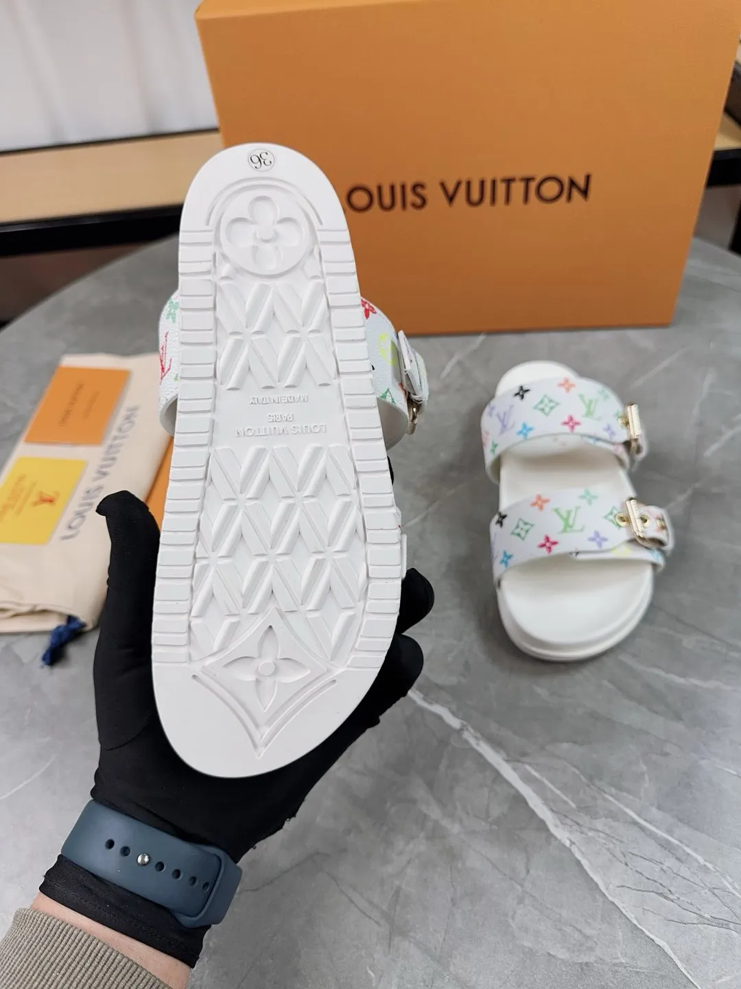 👟👟Ex-factory price 400👟👟 New slippers for spring and summer🌟The belt buckle is adjustable and elastic, full of beach style, original molded LV metal logo decoration, fashionable and beautiful, super versatile🤳🏻upper cowhide/customized imported jacquard fabric/original old-fashioned leather material, water-dyed sheepskin lining (water platform + wear-resistant velvet + rubber sole) three-layer combination outsole 🔶Size: Female 35-43 Male: 38-46